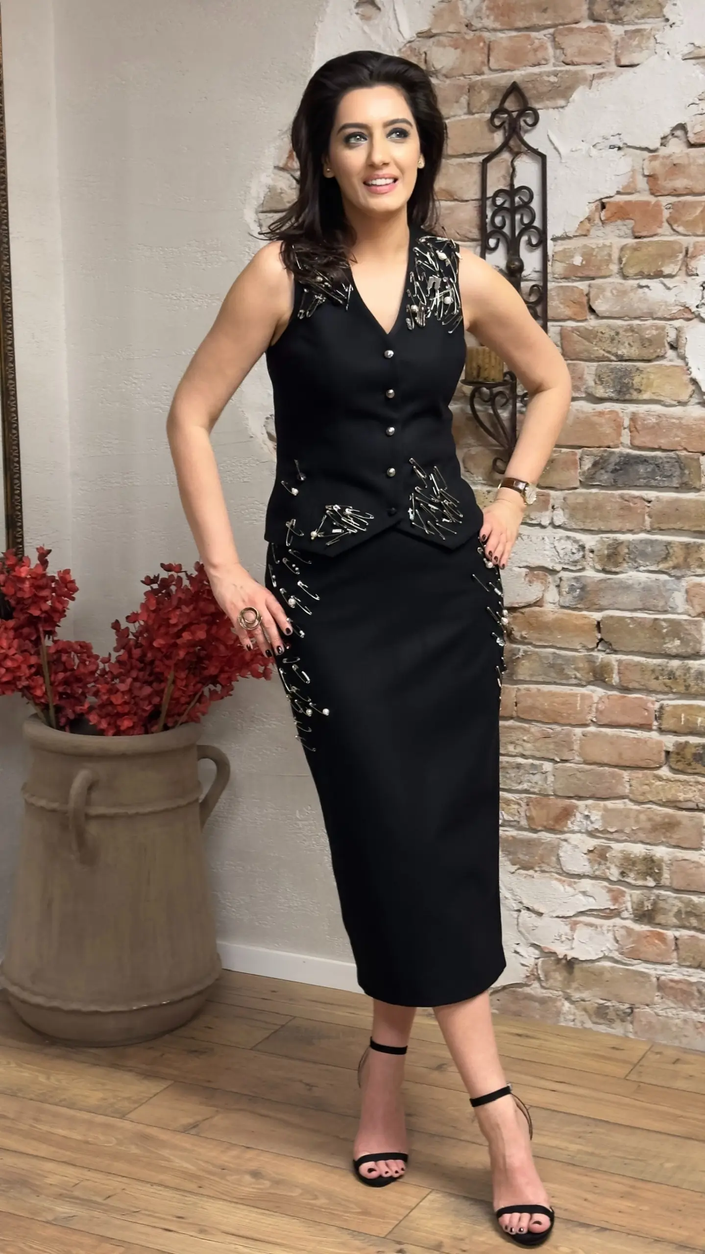 VESTĂ ȘI FUSTĂ DIN STOFĂ DE LÂNĂ ACCESORIZATE 