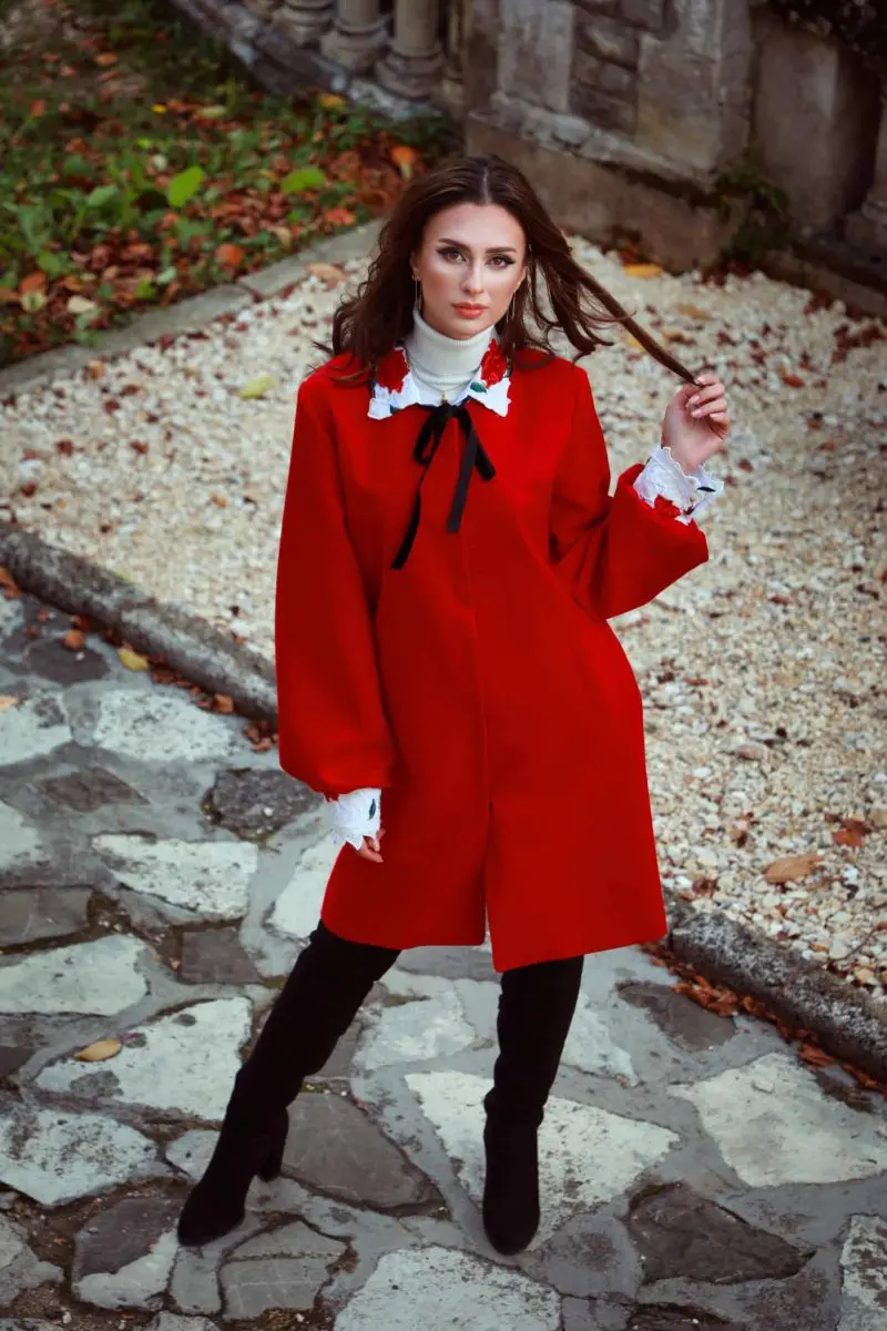 PALTON ROȘU DIN STOFĂ DE LÂNĂ ȘI MACRAME 