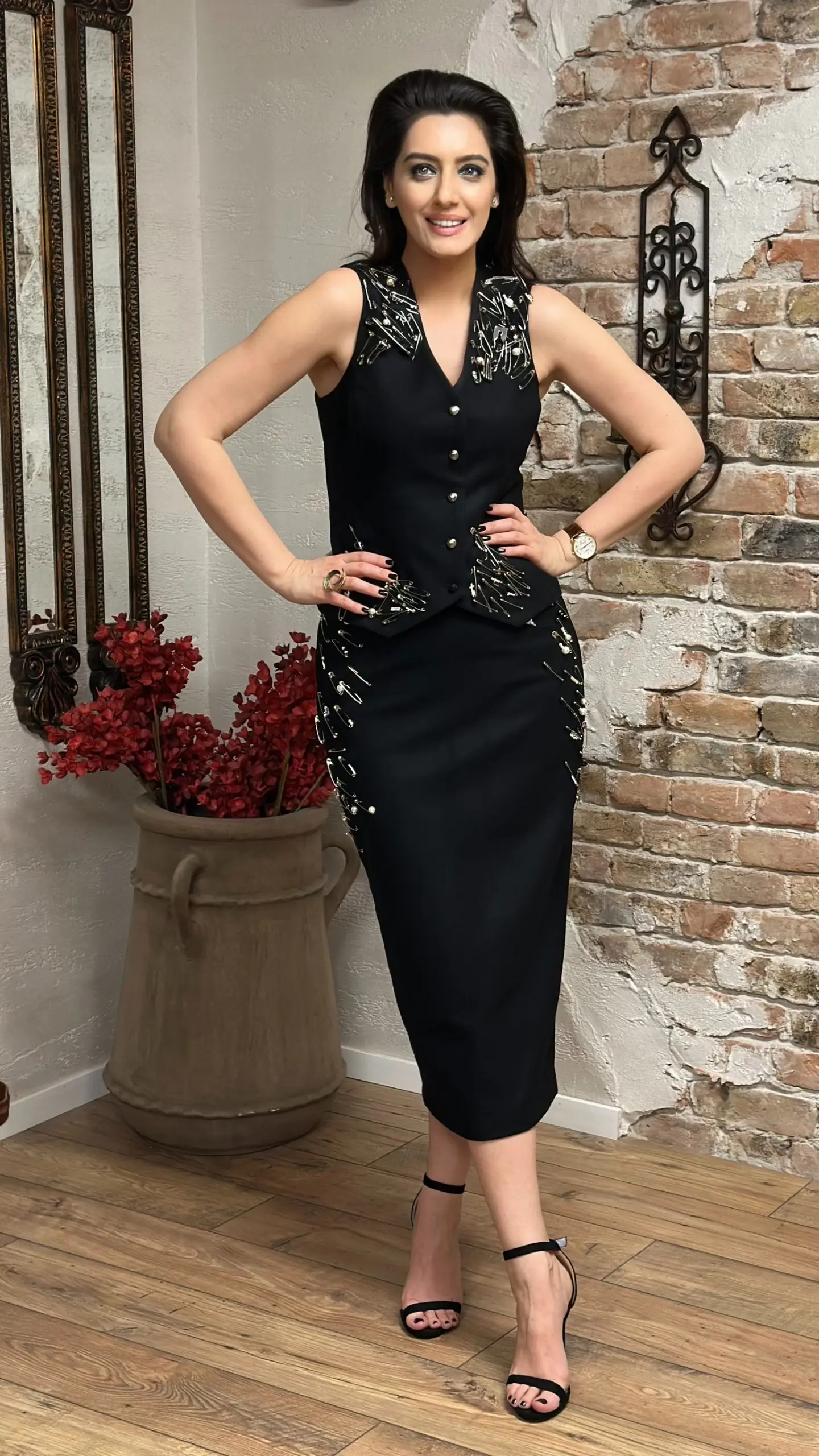 VESTĂ ȘI FUSTĂ DIN STOFĂ DE LÂNĂ ACCESORIZATE 