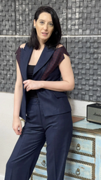 VESTĂ ASIMETRICĂ ȘI PANTALONI DREPȚI 