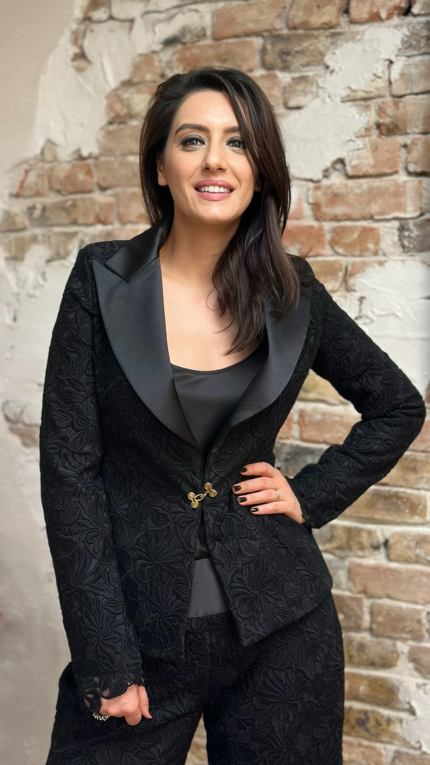 COSTUM DIN BRODERIE NEAGRĂ PE TULLE 