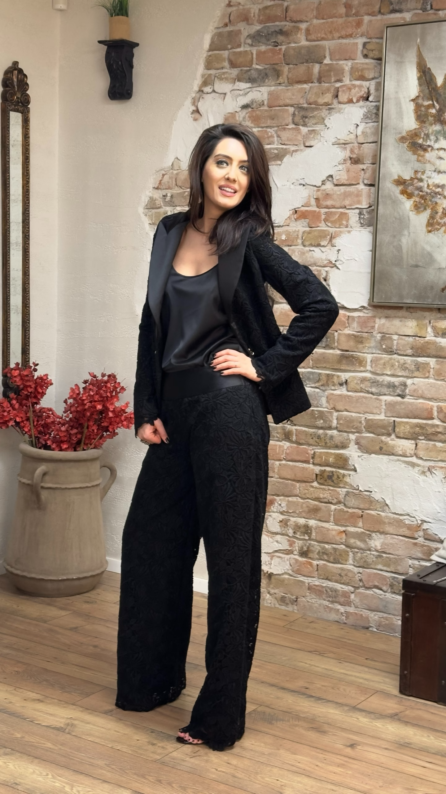 COSTUM DIN BRODERIE NEAGRĂ PE TULLE 