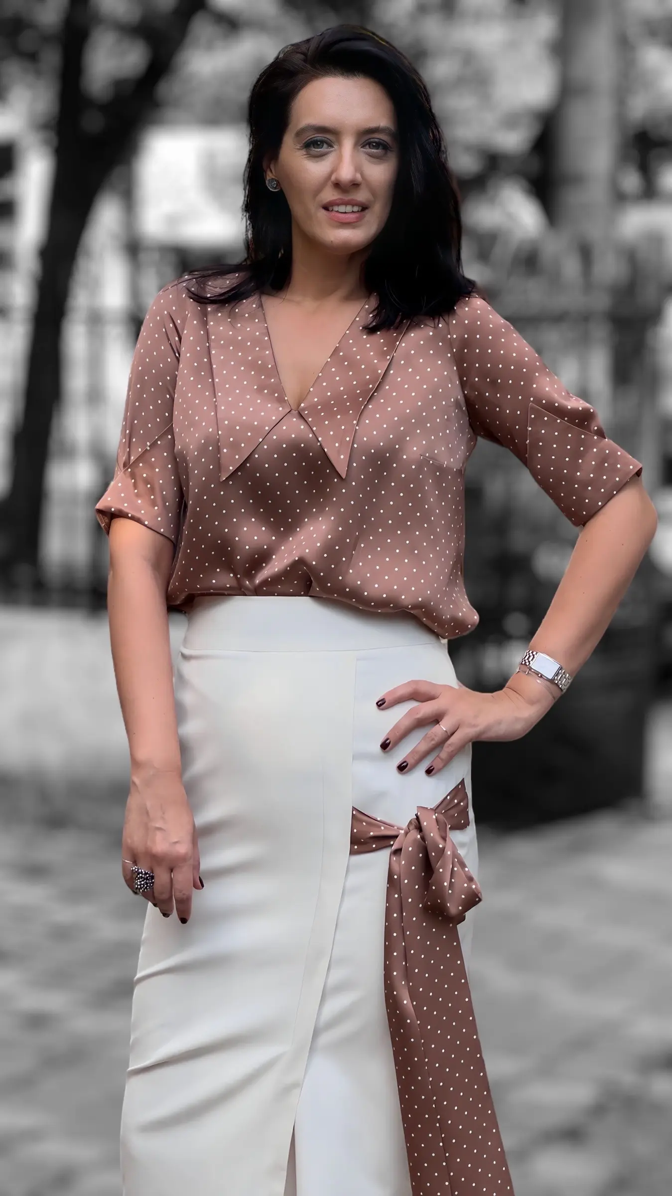 ȚINUTĂ DIN MĂTASE NATURALĂ ȘI STOFĂ DIN LÂNĂ