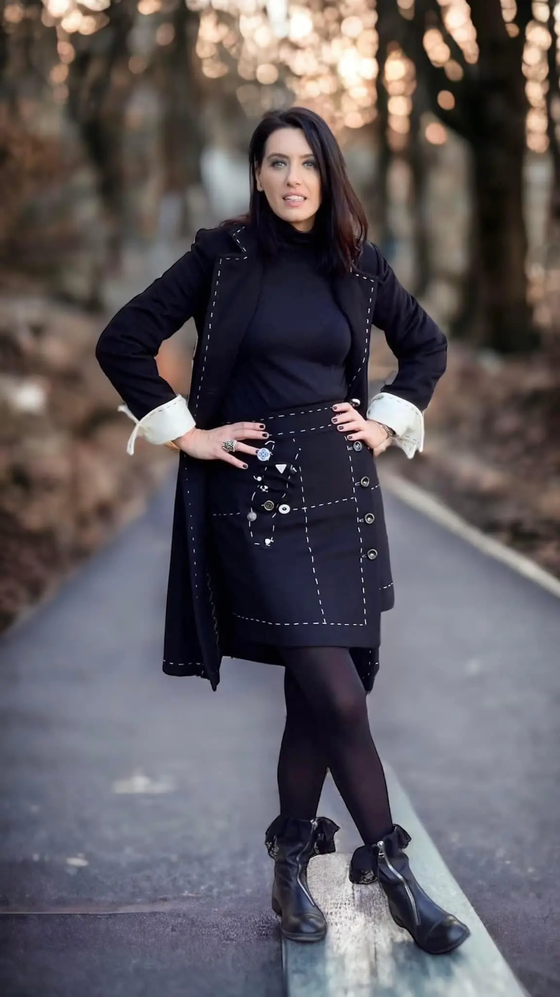 ȚINUTĂ DIN STOFĂ NEAGRĂ DE CAȘMIR ȘI LÂNĂ 