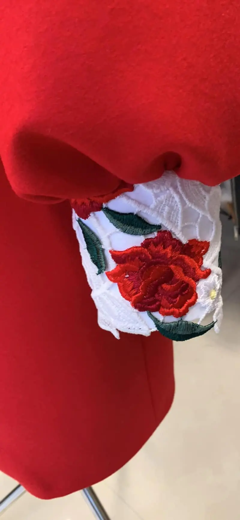 PALTON ROȘU DIN STOFĂ DE LÂNĂ ȘI MACRAME 