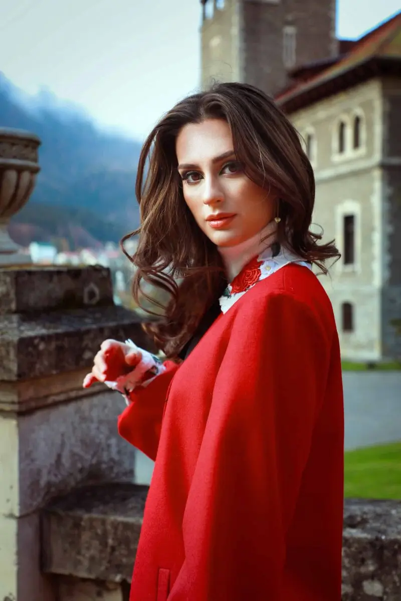 PALTON ROȘU DIN STOFĂ DE LÂNĂ ȘI MACRAME 